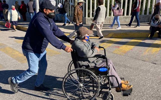 Abuelitos hacen fila desde las 3 de mañana para recibir refuerzo antiCovid