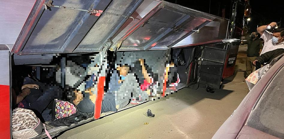 Agentes detienen a 101 migrantes en un autobús turístico en Oaxaca