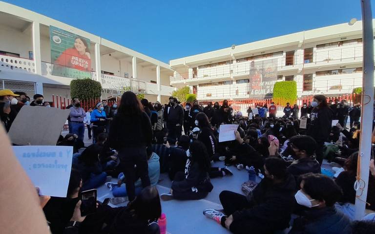 Estudiantes de Prepa UPAEP realizan protesta pacífica y exigen mayor seguridad