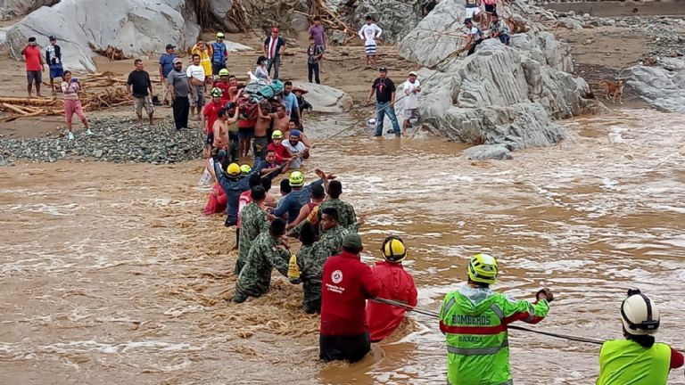 Ejército entrega ayuda humanitaria en Santa Cruz Ozolotepec; traslada a embarazada a hospital