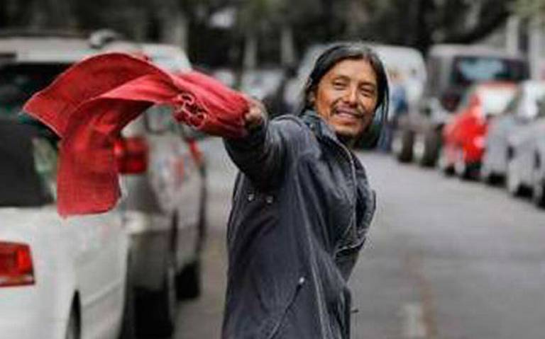 Franeleros podrán lavar coches en calles de Puebla, pero con permiso de Segom