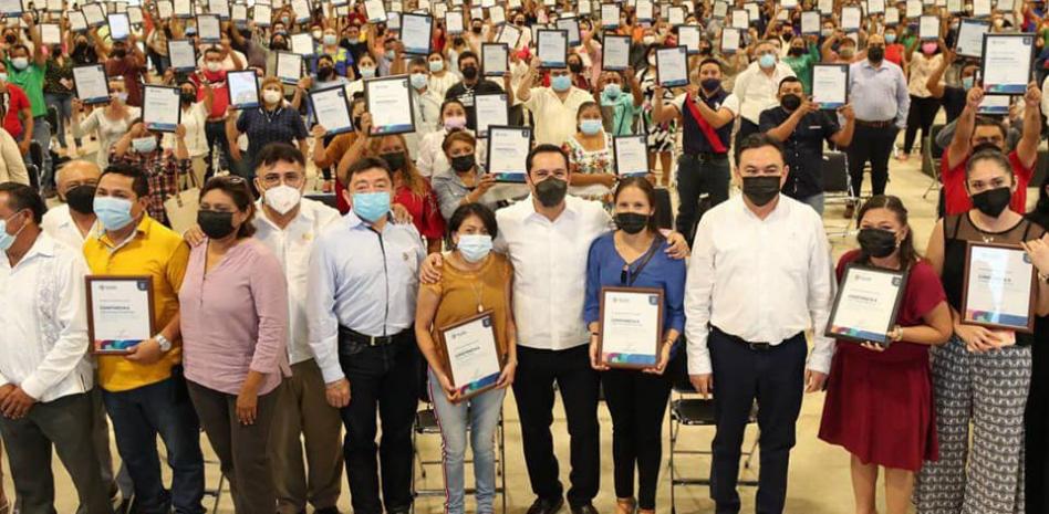 Gobernador de Yucatán entrega 399 plazas en educación por antigüedad