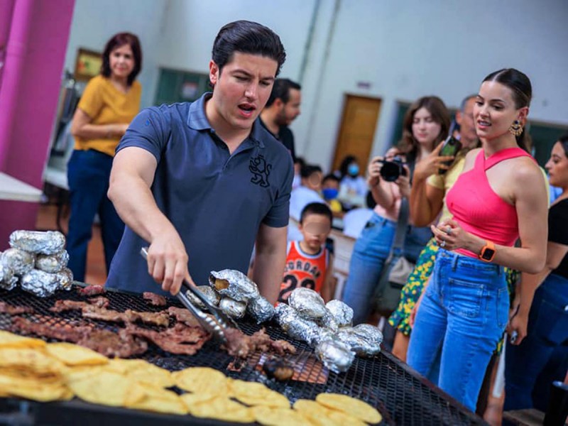 Ahora Samuel García y Mariana Rodríguez arman carnita asada en DIF