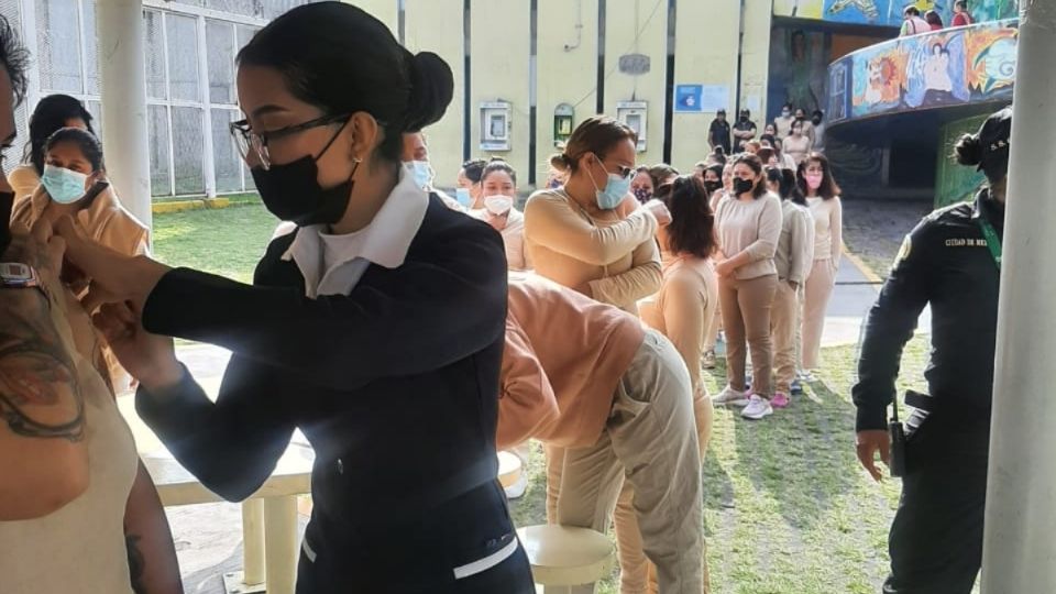 Vacunan contra Influenza Estacional a más de 3 mil reclusos en CDMX