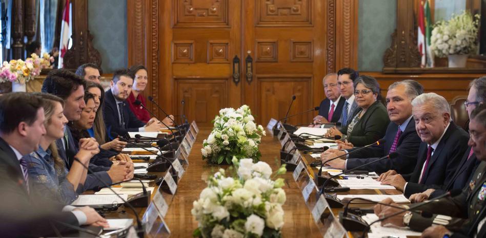 AMLO se compromete a resolver quejas de política energética con empresarios canadienses