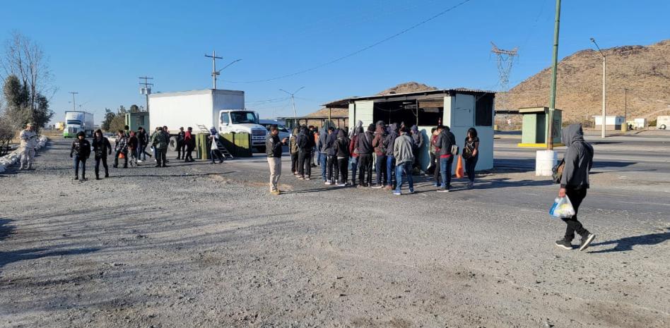 Rescatan a 57 menores migrantes dentro del remolque de una camioneta