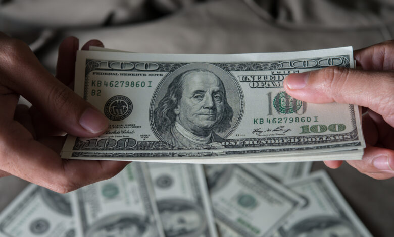 Precio del dólar abre a la baja en 17.79 pesos al mayoreo