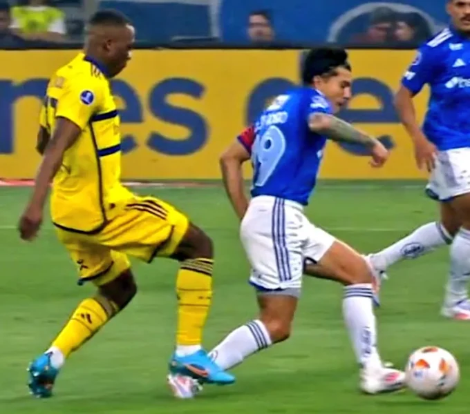 Luis Advíncula, “expulsado a los 9 segundos”, entra en el ranking de las rojas más rápidas de la historia