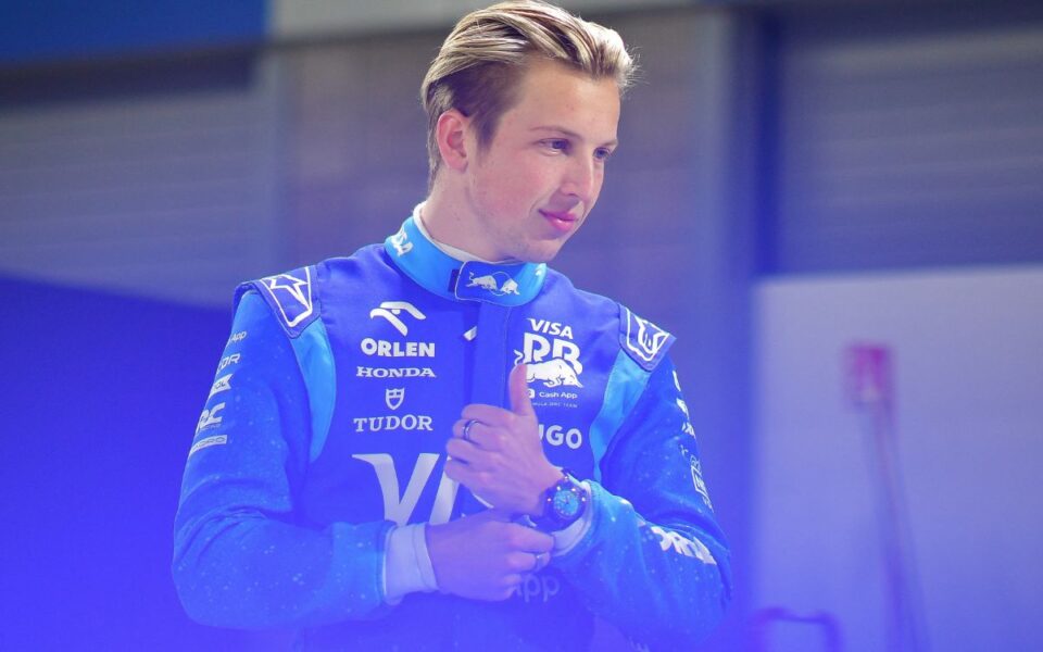 Quién es Liam Lawson, el piloto que ocupará el lugar de “Checo” en Red Bull