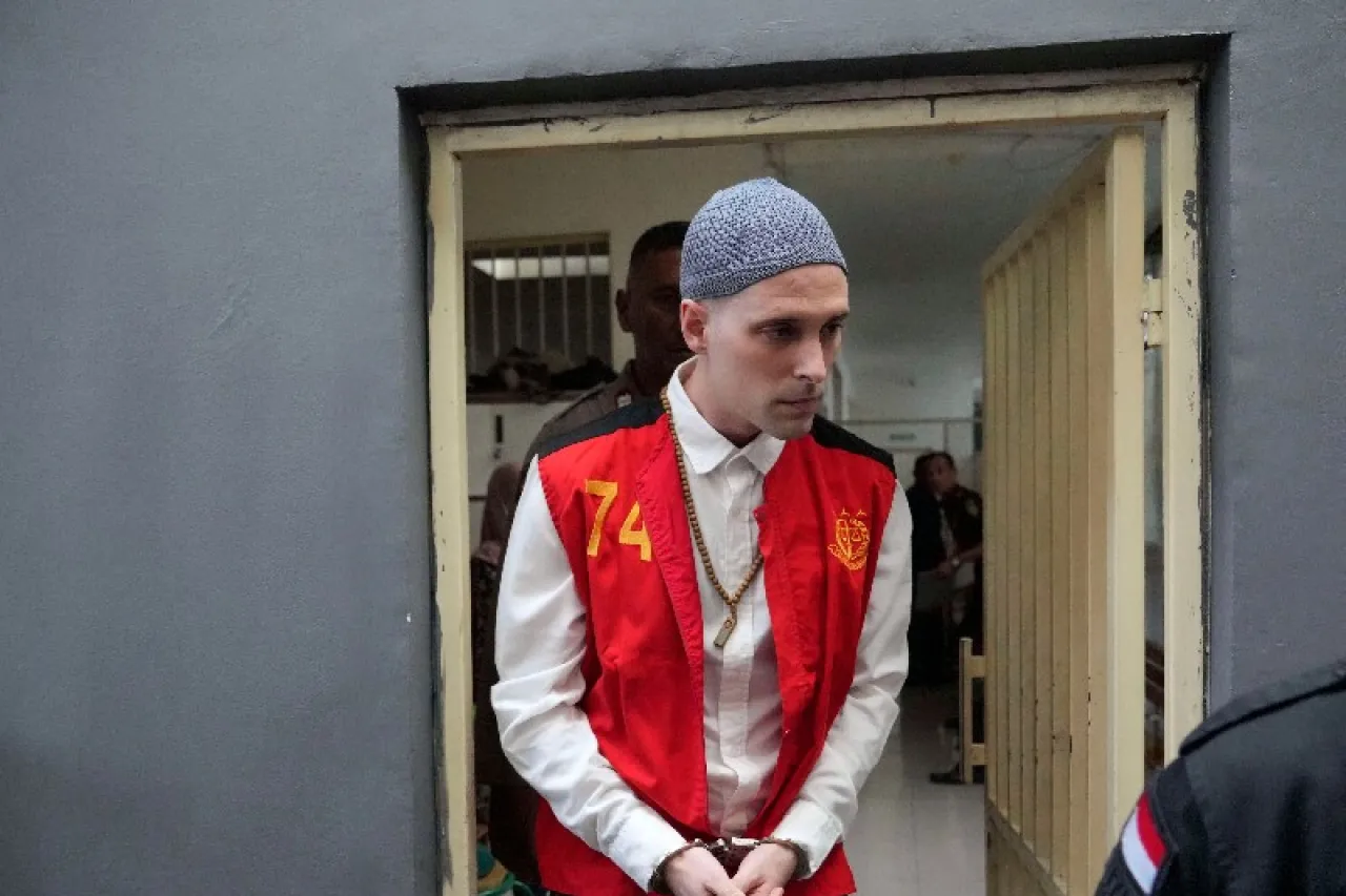 Ciudadano americano afronta juicio en Indonesia por venta de videos para adultos