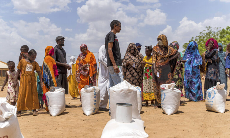 Huyen de la guerra, pero sufren hambre