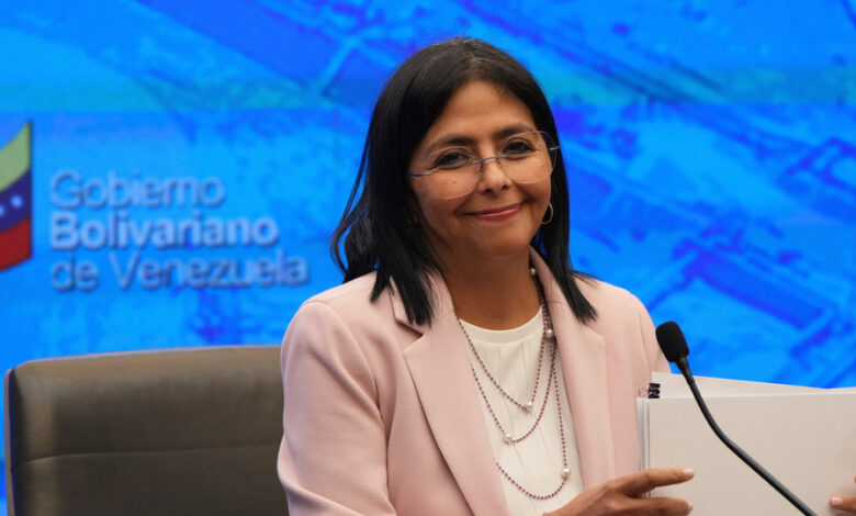 Delcy Rodriguez visitó la tumba de Chávez después de jurar