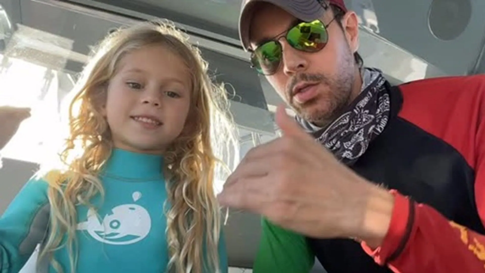 Enrique Iglesias reaparece en redes junto a su hija