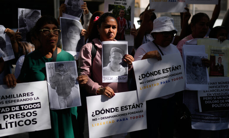 Familias exigen liberación de presos venezolanos tras semanas esperando fuera de cárceles
